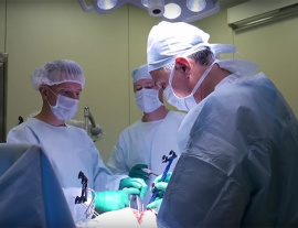 Травматологи-ортопеды ЦКБ первыми в Москве провели серию сложнейших операций по эндопротезированию суставов с использованием робота-руки Stryker Mako Robotic Arm.