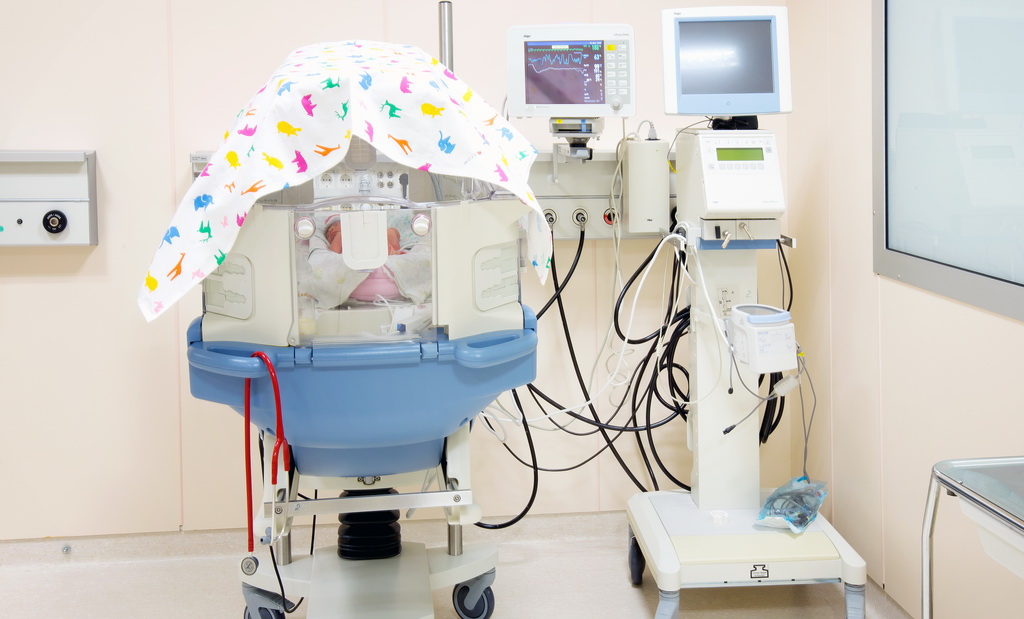 Отделение новорожденных. Отделение реанимации новорожденных. Специализированное отделение для новорождённых. Кроватка интенсивной терапии для новорожденных.